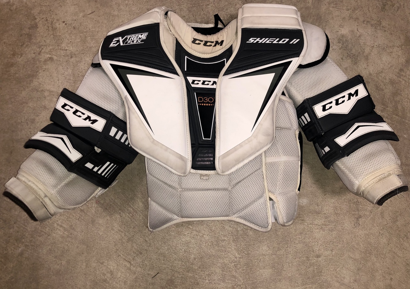 CCM Extreme Flex Shield II Medium Used Goalie Chest Protector Senior