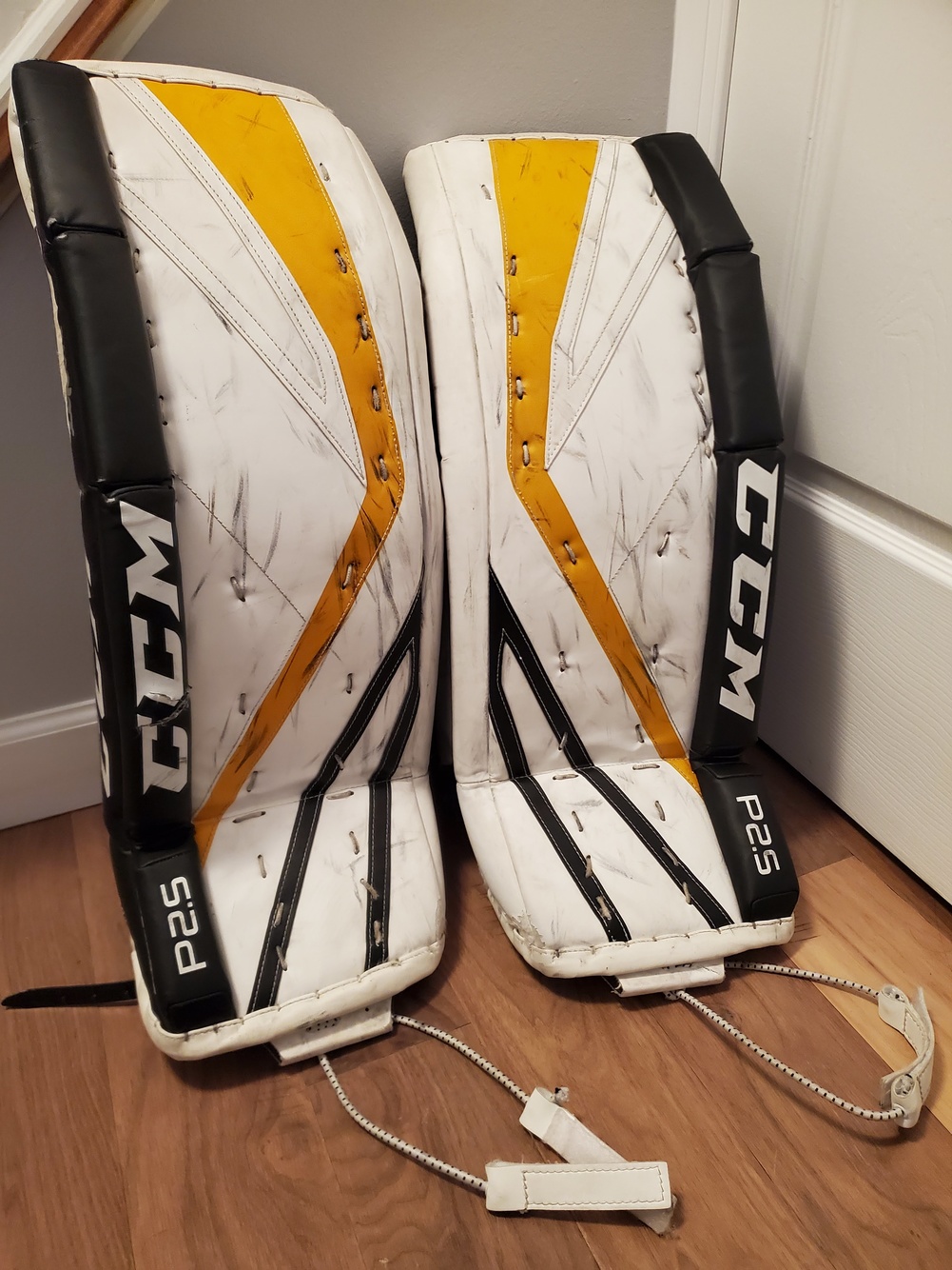 Goalie Full Set Used Junior 28" CCM Regular P2.5 Leg Pads + Catcher