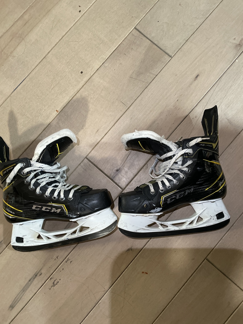 Junior CCM Regular Width Size 4.5 Super Tacks AS3 Pro Hockey Skates
