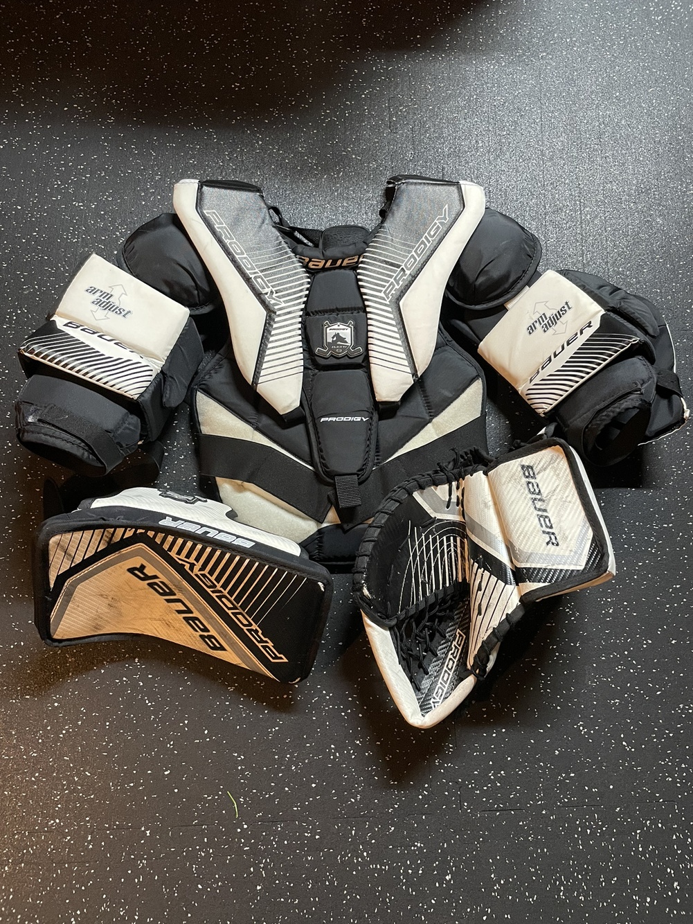Used Youth L/XL Bauer Prodigy 3.0 goalie chest protector, catcher and