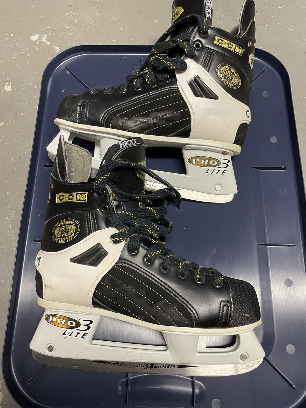 Senior CCM Regular Width Size 9 Super Tacks Pro 3 Lite Hockey Skates