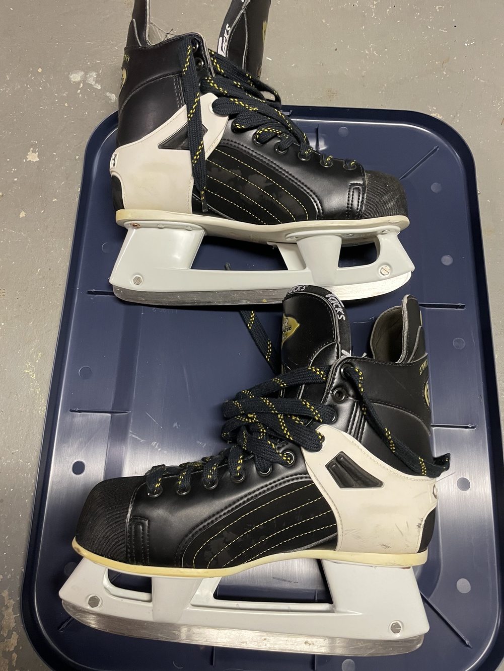 Senior CCM Regular Width Size 9 Super Tacks Pro 3 Lite Hockey Skates