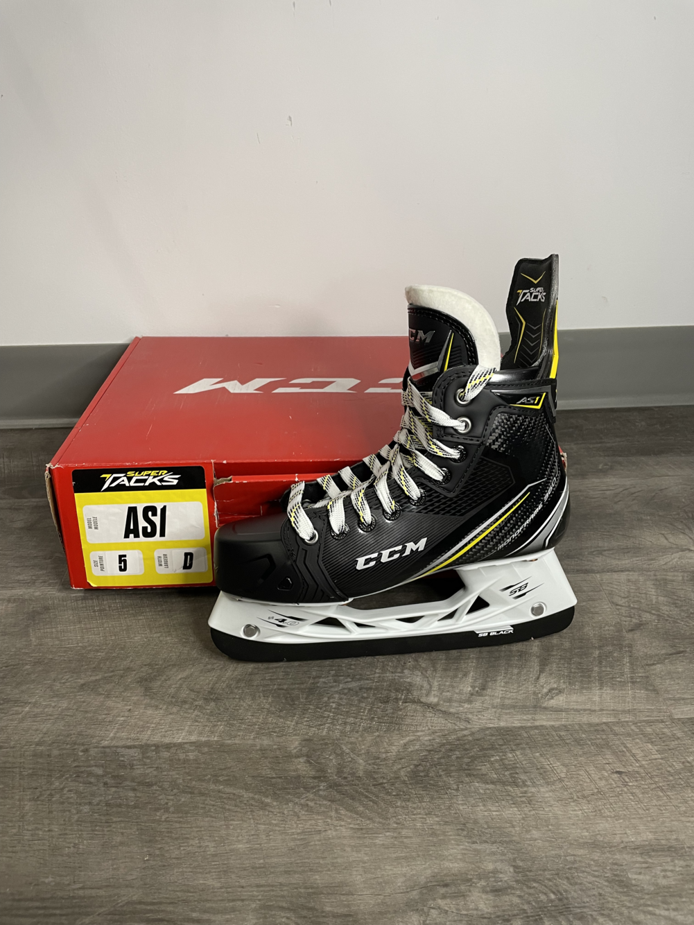 Hockey Skates Senior New CCM Super Tacks AS1 Extra Wide Width Size 7