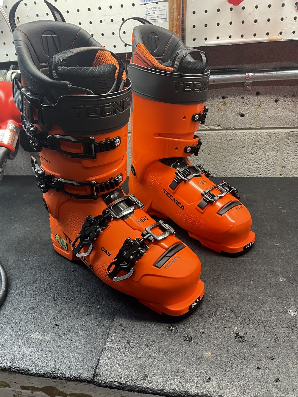 Men's All Mountain Stiff Flex Mach 1 Ski Boots SidelineSwap
