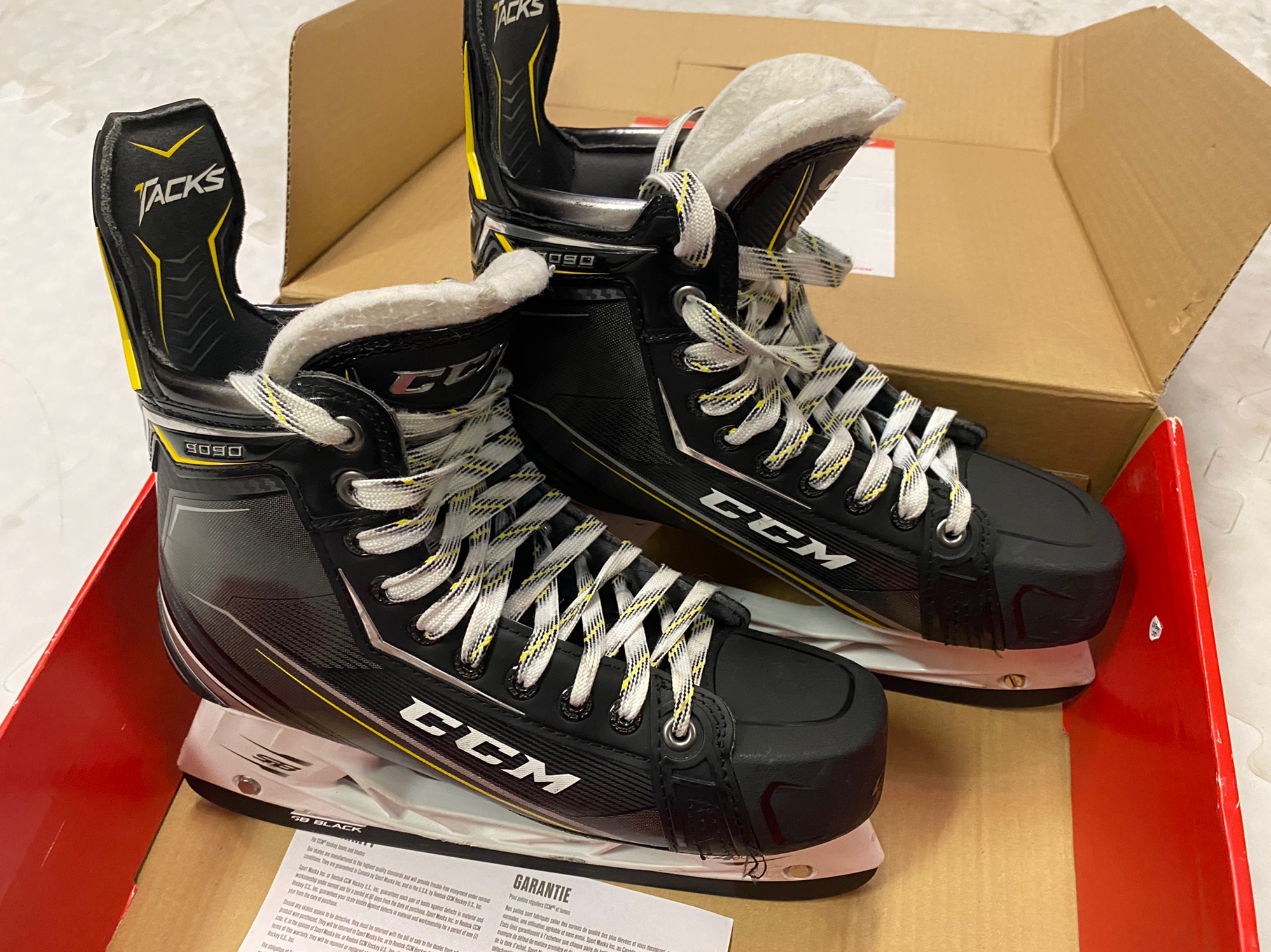 Senior CCM Extra Wide Width Size 9 Tacks 9090 Hockey Skates SidelineSwap