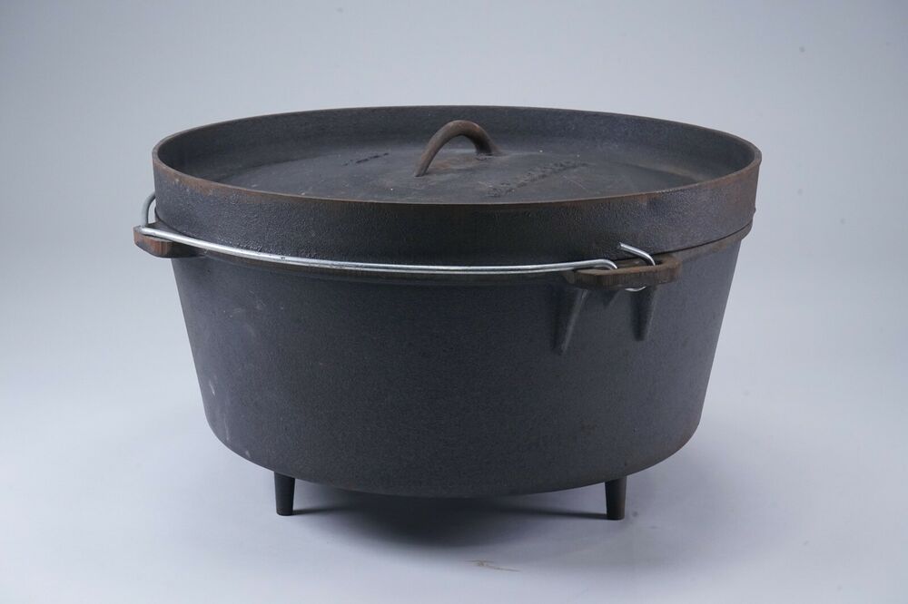 VINTAGE AND HUGE TEXSPORT CAST IRON 20QT CAMPING DUTCH OVEN, W/ 3LEGS!! SidelineSwap