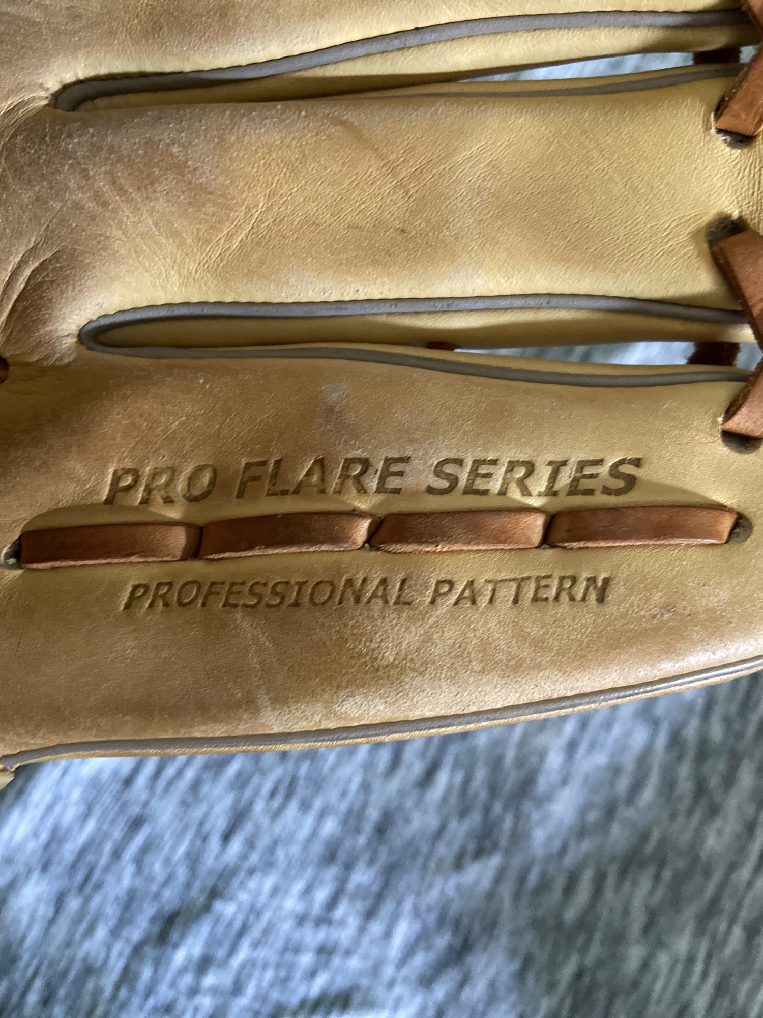 Louisville Slugger Pro Flare Trapeze Outfield Glove SidelineSwap