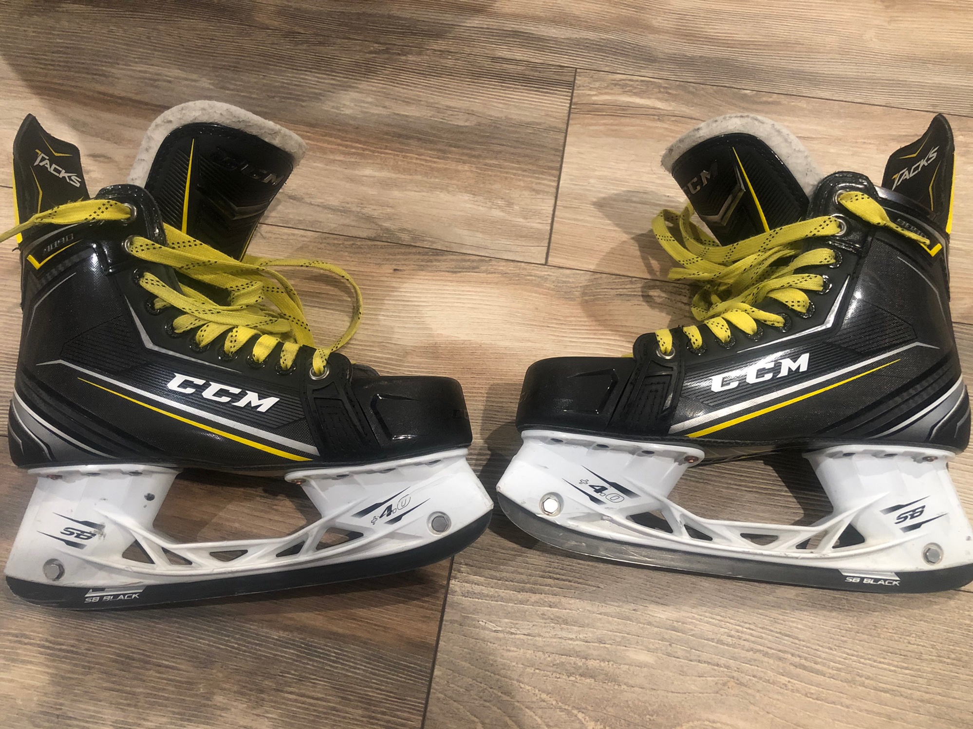 Senior CCM Regular Width Size 8 Tacks 9090 Hockey Skate SidelineSwap