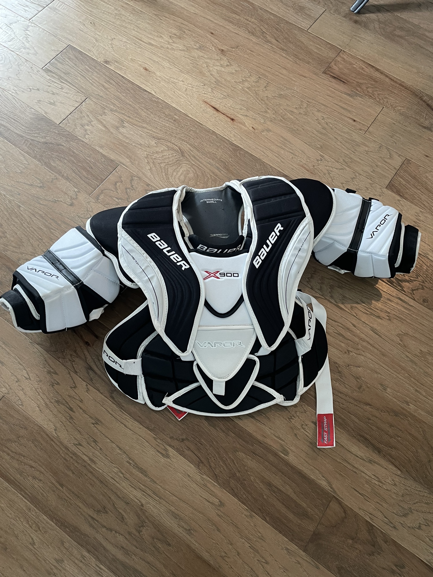 Used Small Bauer Vapor X900 Goalie Chest Protector SidelineSwap