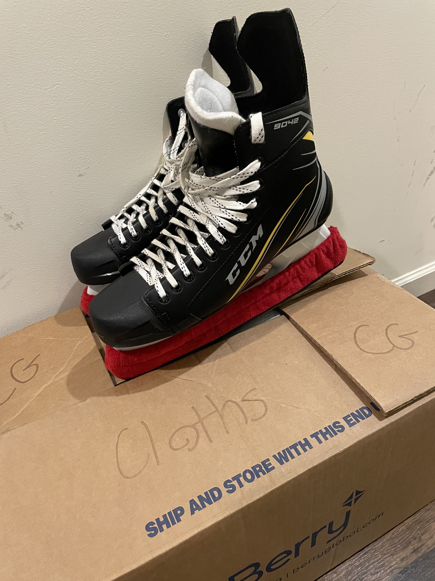 Senior CCM Regular Width Size 13 Tacks 9042 Hockey Skates SidelineSwap