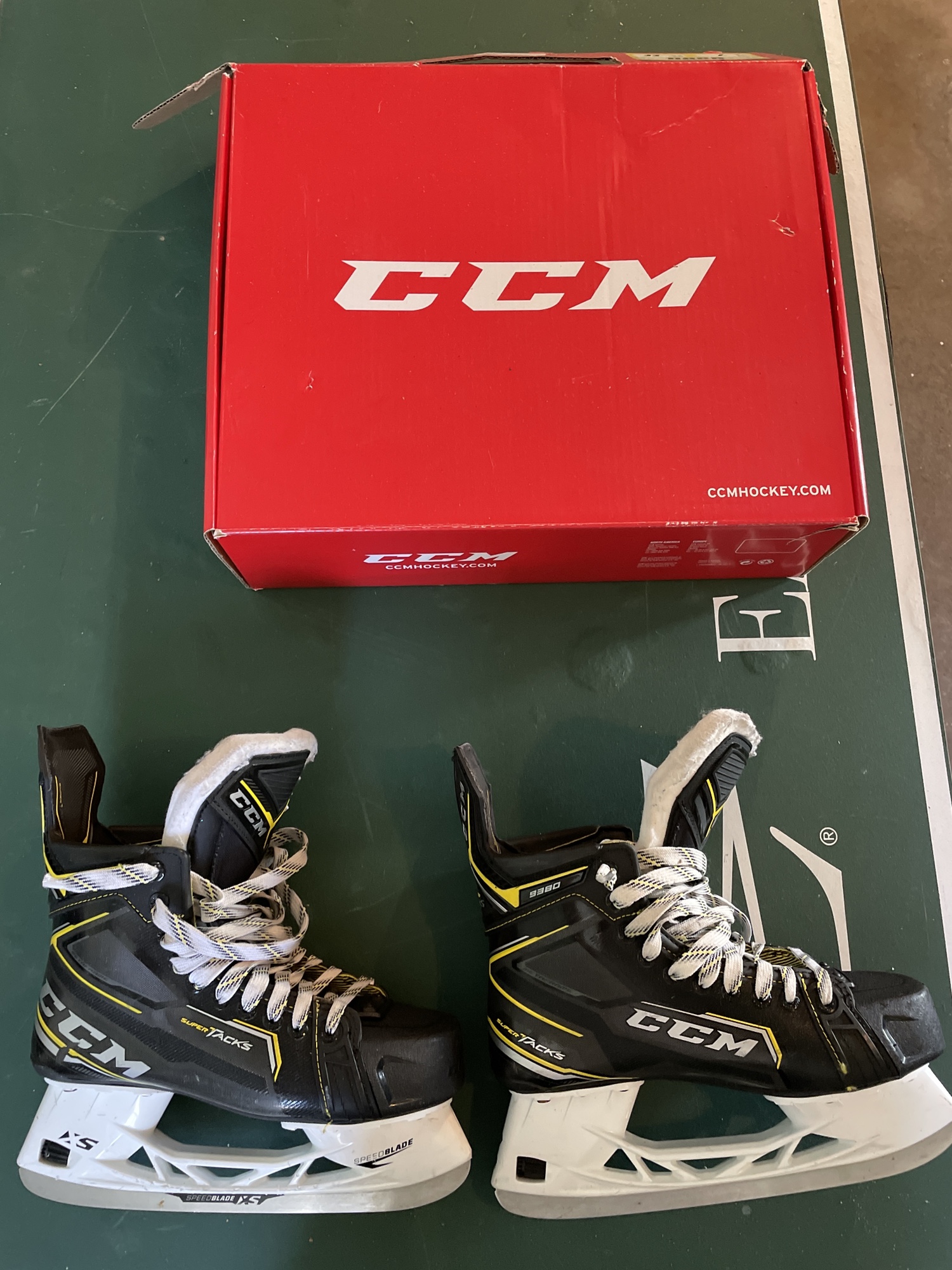 Senior CCM Extra Wide Width Size 7 Super Tacks 9380 Hockey Skates