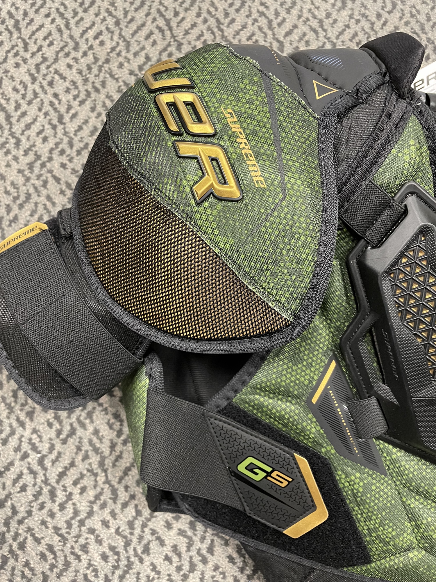 Bauer GS Senior Medium shoulder pads SidelineSwap