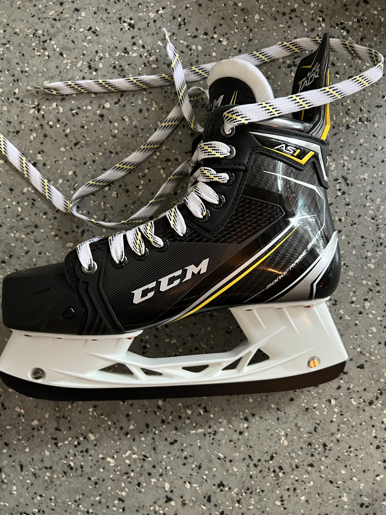 New CCM Extra Wide Width Size 9 Super Tacks AS1 Hockey Skates