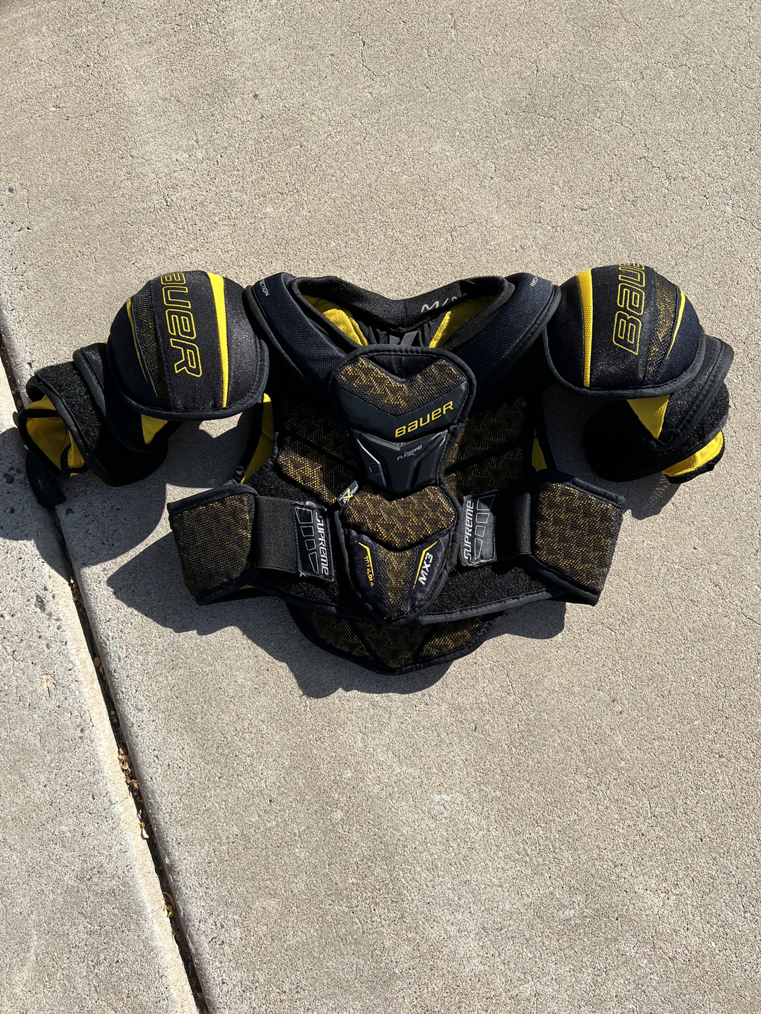 Junior Medium Bauer Supreme TotalOne MX3 Shoulder Pads SidelineSwap