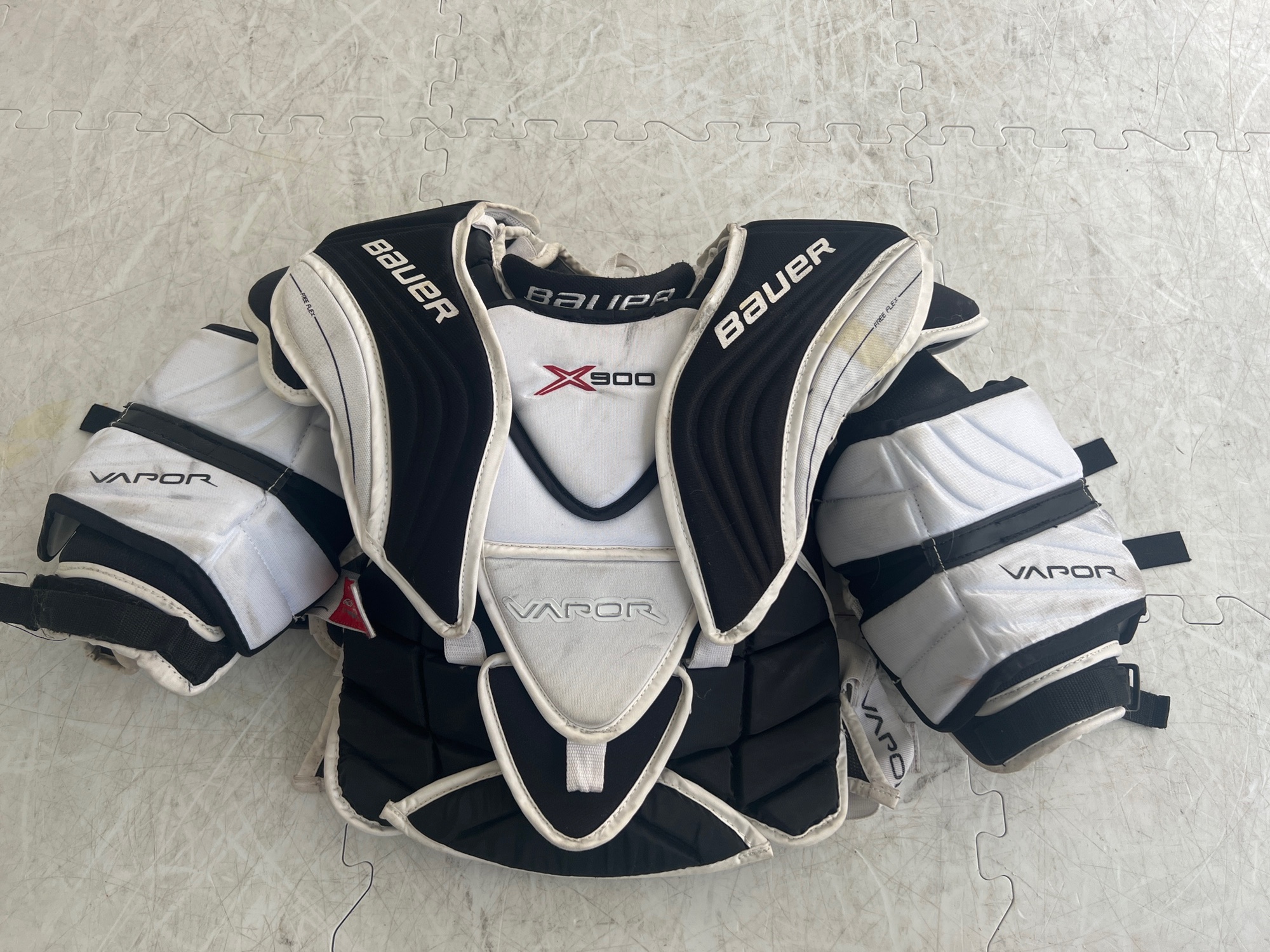 Intermediate Medium Bauer Vapor X900 Goalie Chest Protector SidelineSwap