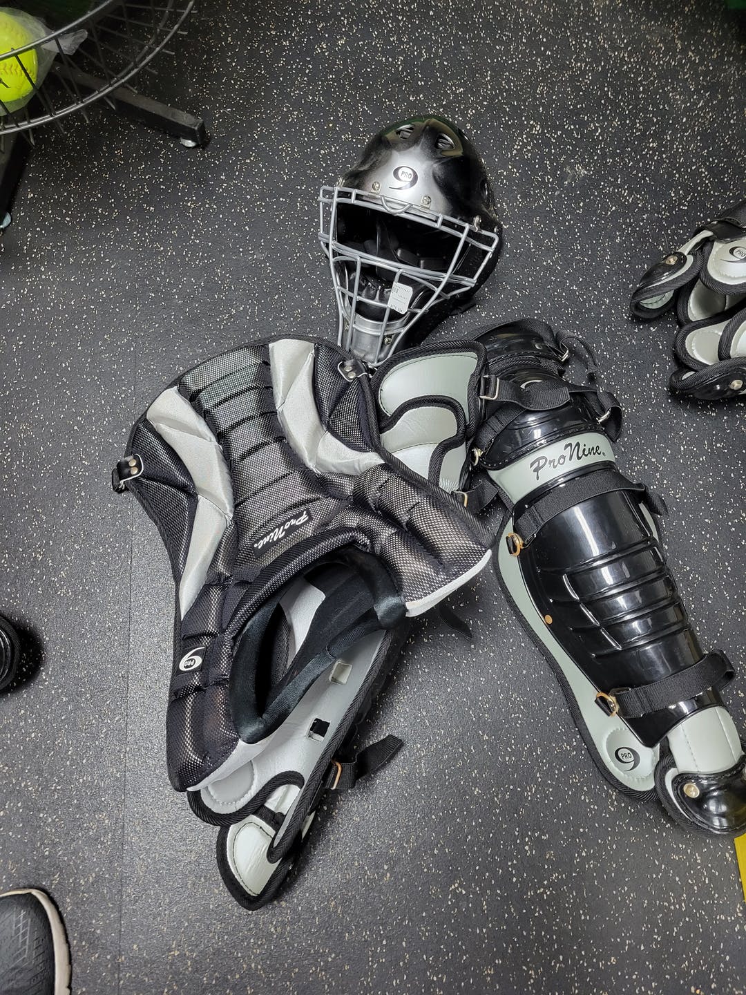 Pro 9 Intermediate Catchers Equipment SidelineSwap