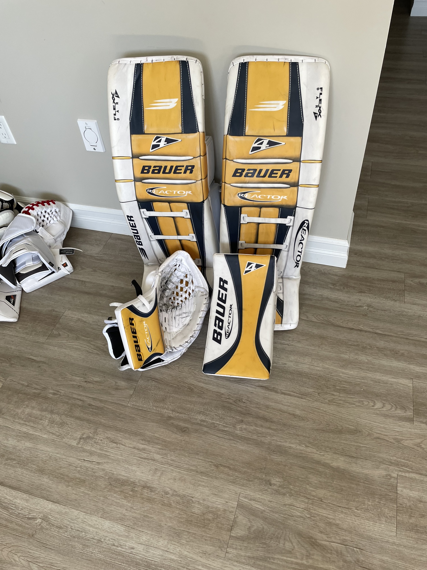 REACTOR GRAPHIC, Bauer Custom Ultrasonic Goalie Full Set SidelineSwap