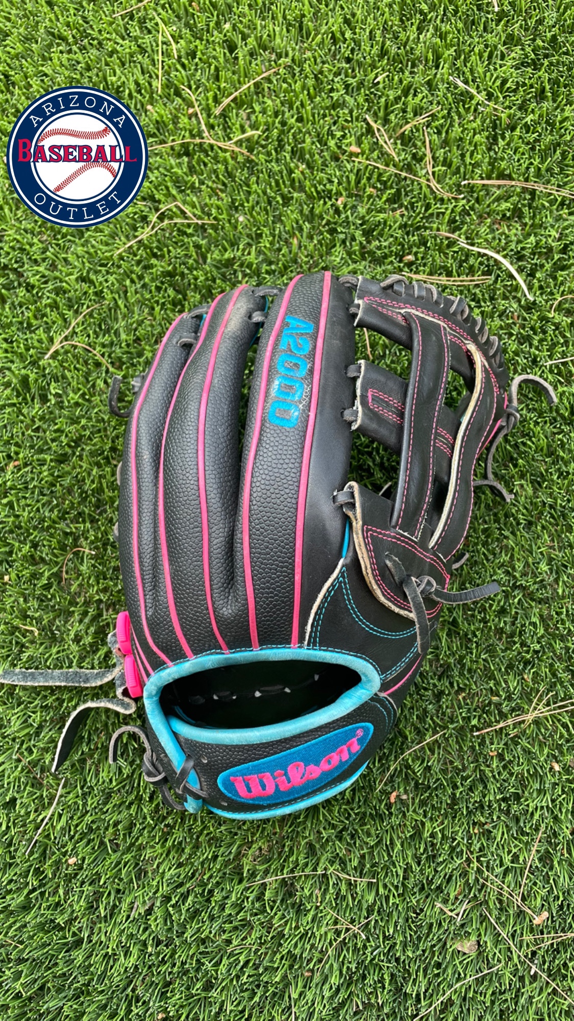 Used Outfield 12.5" A2000 Baseball Glove SidelineSwap