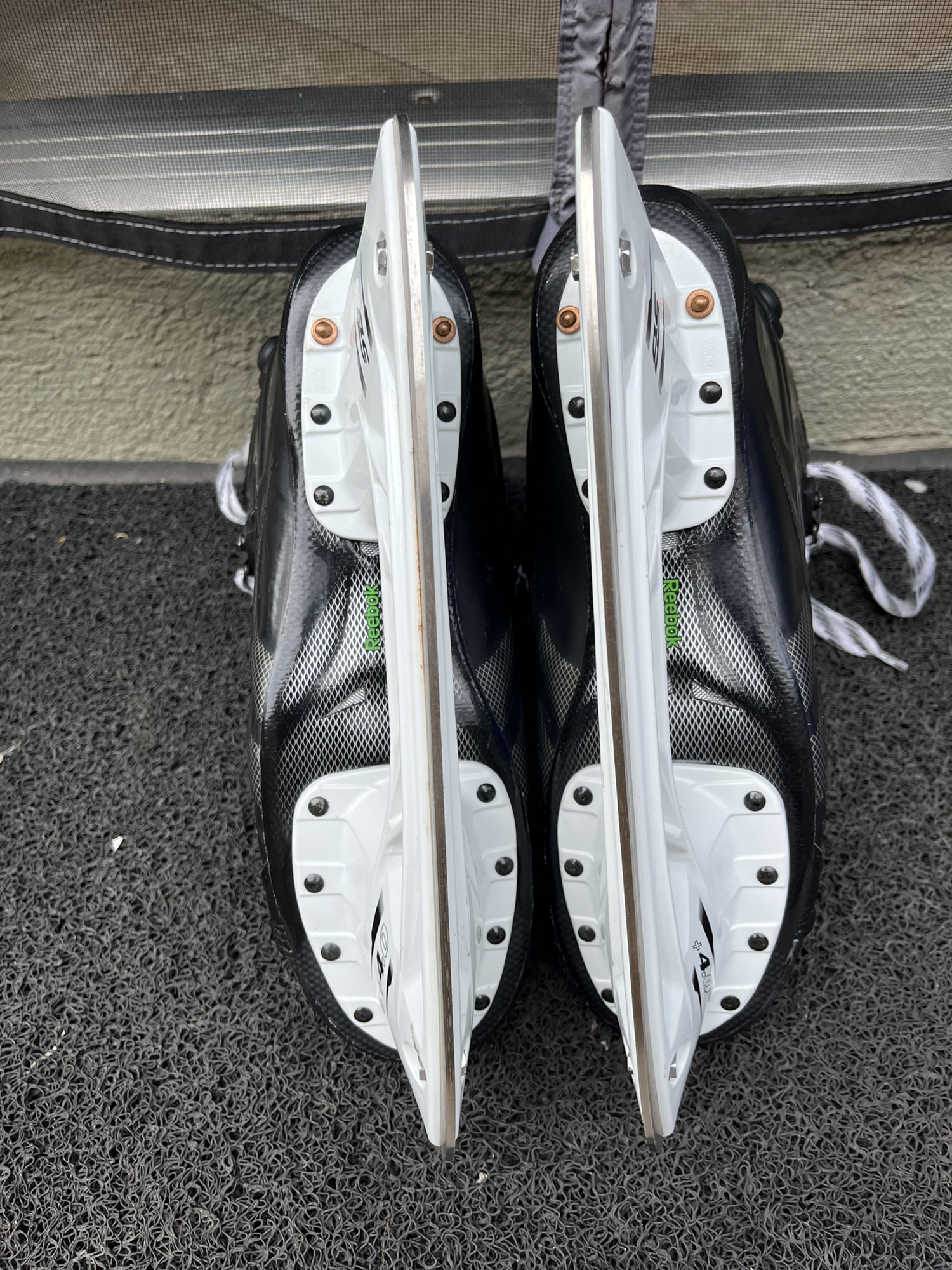 New Reebok Regular Width Size 9 28K Pump Hockey Skates | SidelineSwap