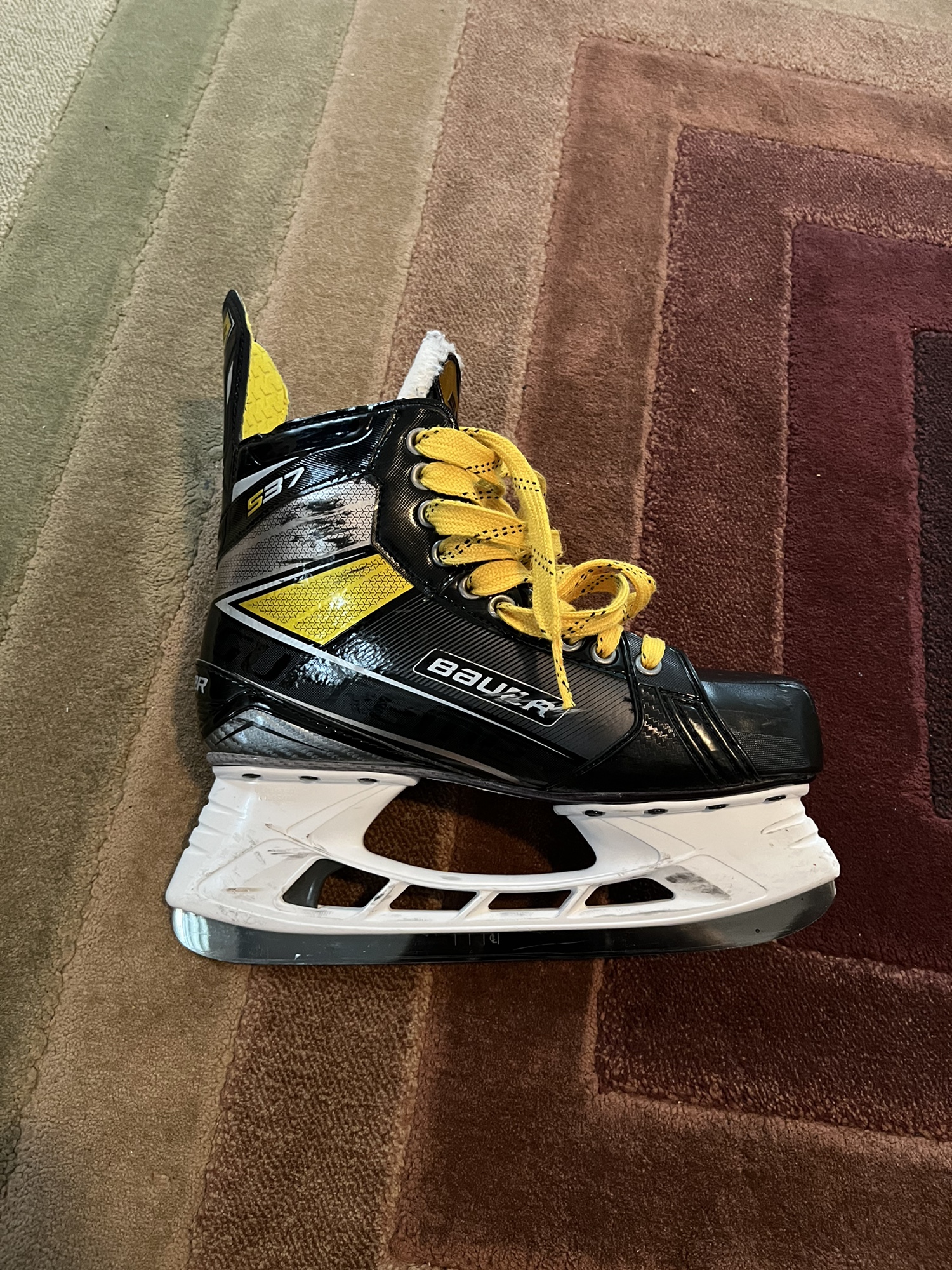 Used Bauer Regular Width Size 8 Supreme S37 Hockey Skates SidelineSwap