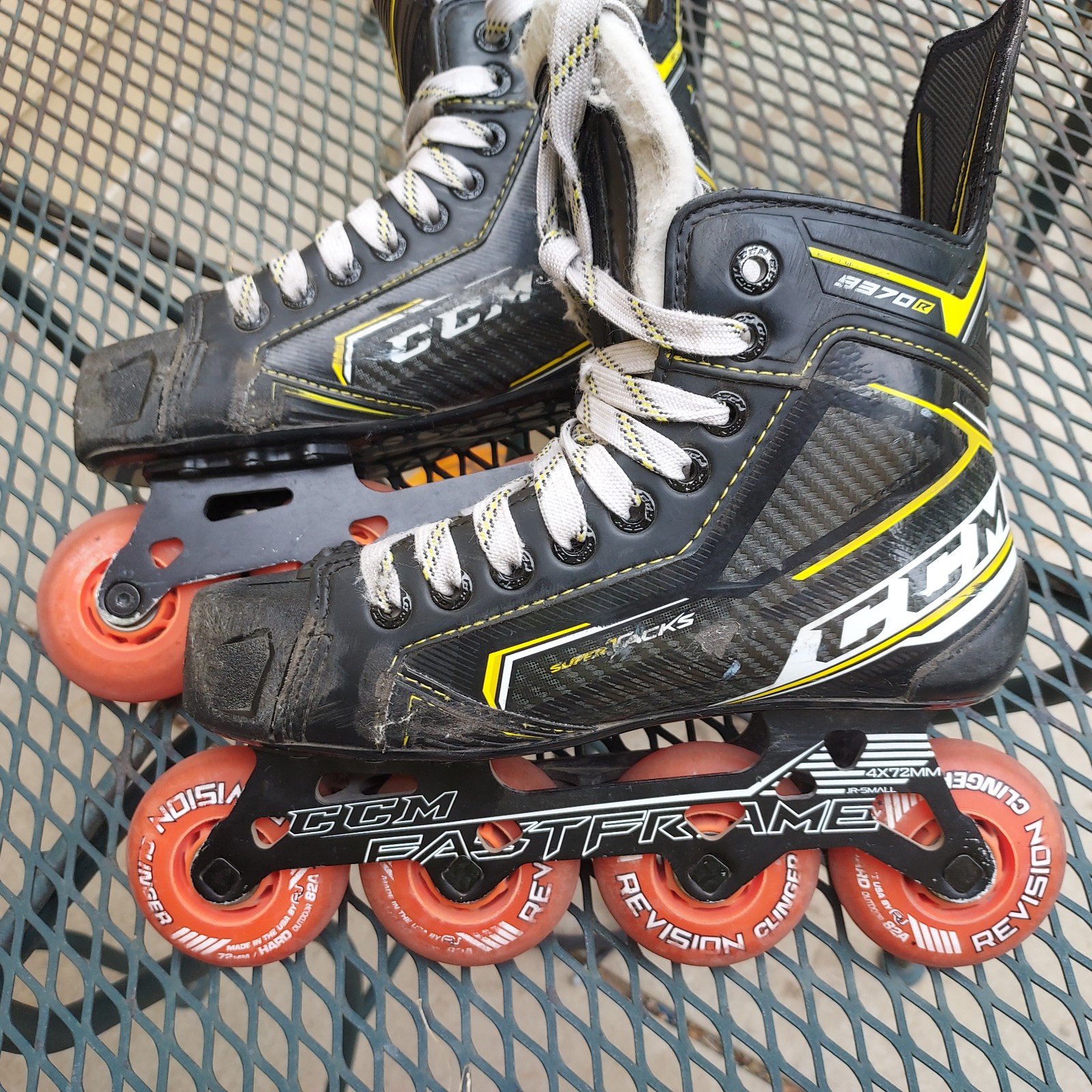 Junior Used CCM Super Tacks 9370 Hockey Skates D&R (Regular) 3.5 plus