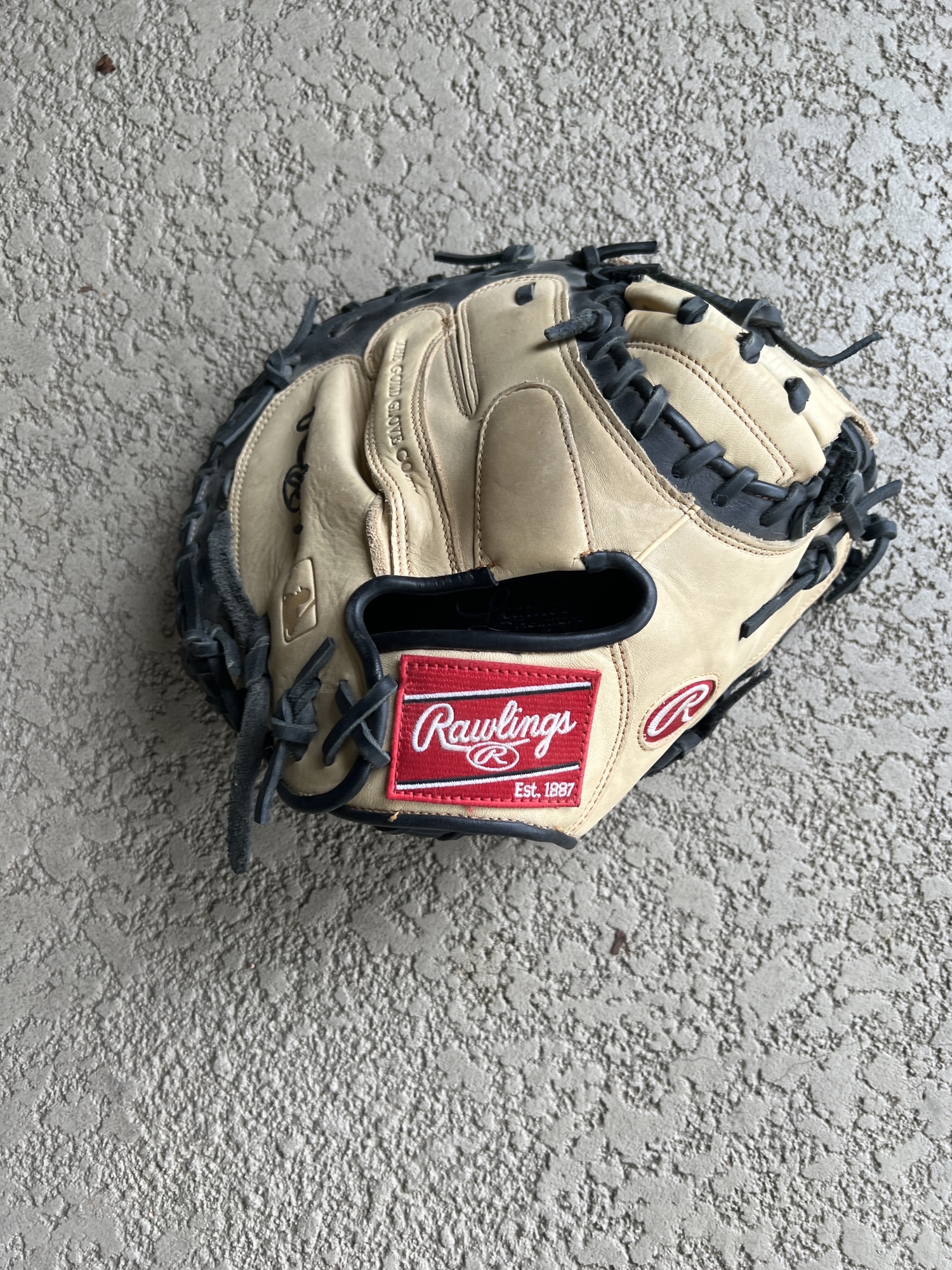 Right Hand Throw 33" Gg elite Catcher's Glove SidelineSwap