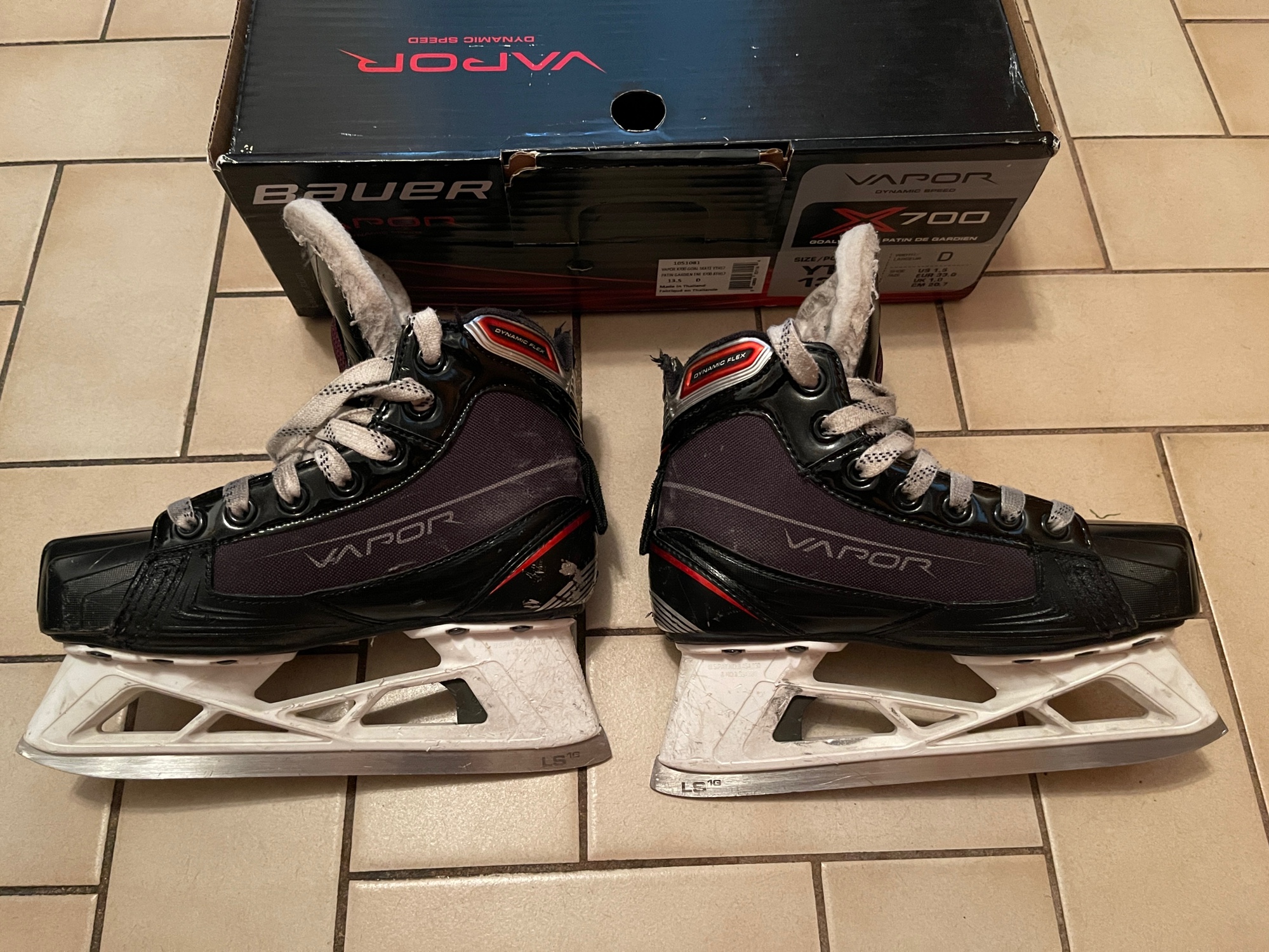 Used Bauer Youth 13.5D Regular Width Vapor X700 Hockey Goalie Skates SidelineSwap Used Bauer Youth 13.5D Regular Width Vapor X700 Hockey Goalie Skates SidelineSwap