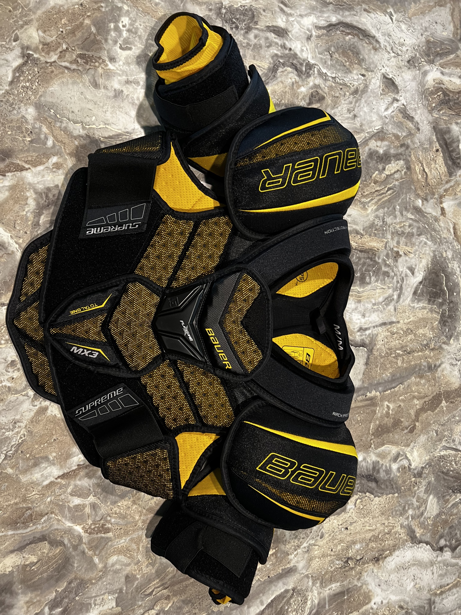 Senior Medium Bauer Pro Stock Supreme TotalOne MX3 Shoulder Pads
