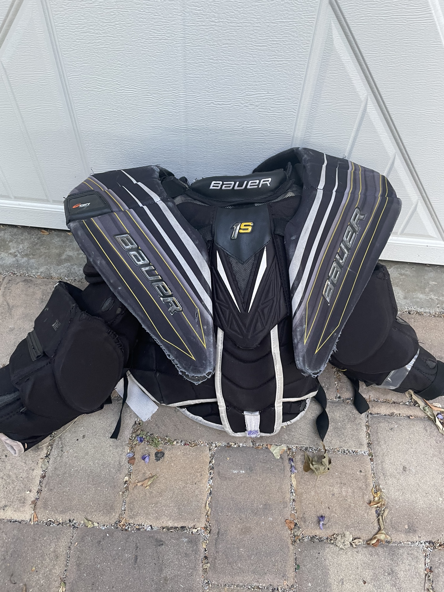 Used Small Bauer Supreme 1S Goalie Chest Protector SidelineSwap