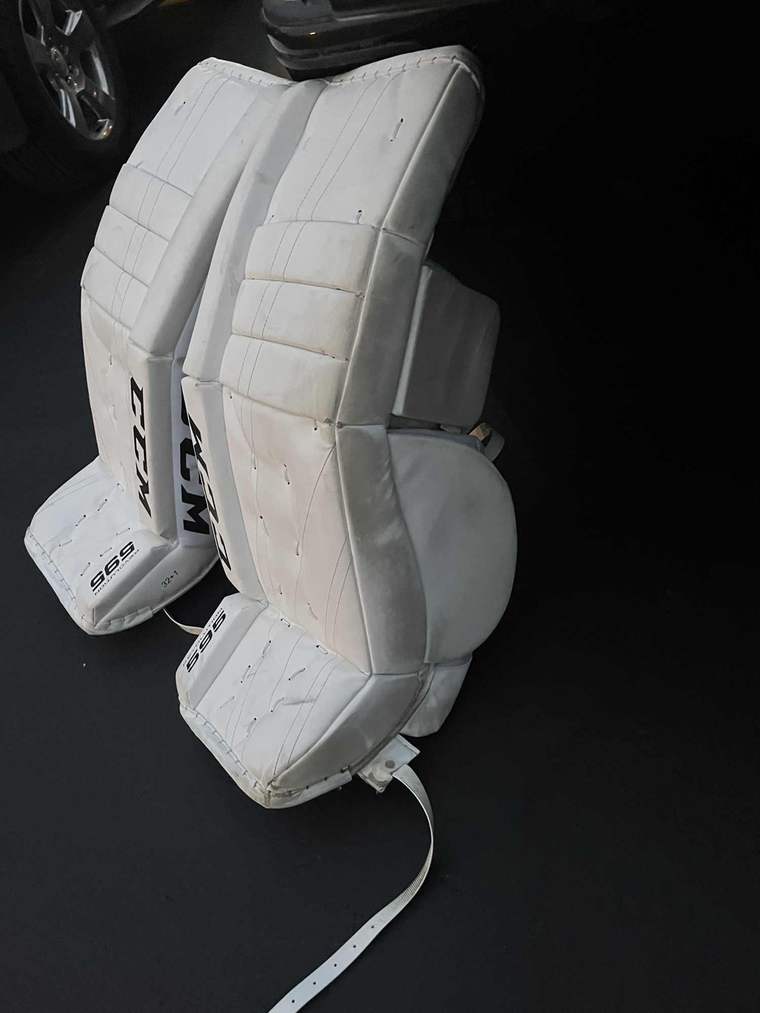 32" CCM revolution 595 Goalie Leg Pads SidelineSwap