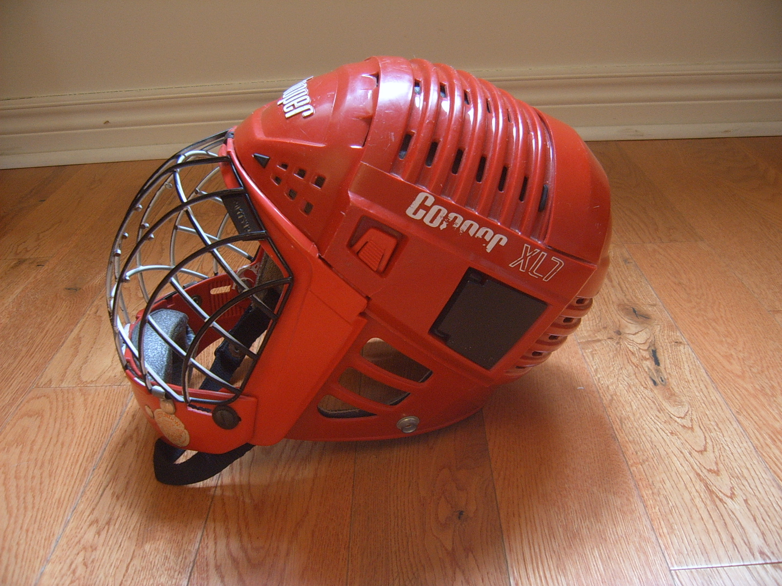 Hockey HelmetVintage Excellent Condition Cooper XL7 Red Helmet Bauer