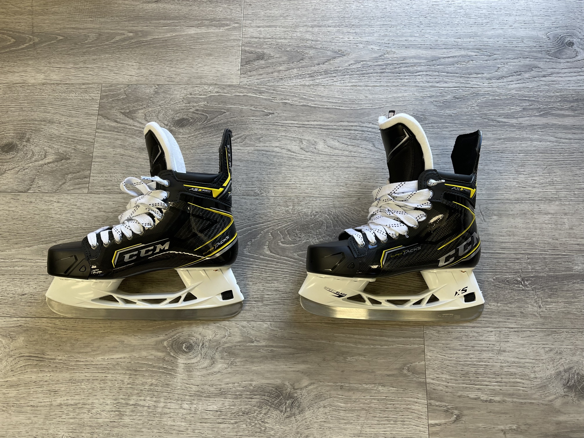 New CCM Regular Width Pro Stock Size 9 Super Tacks AS3 Pro Hockey