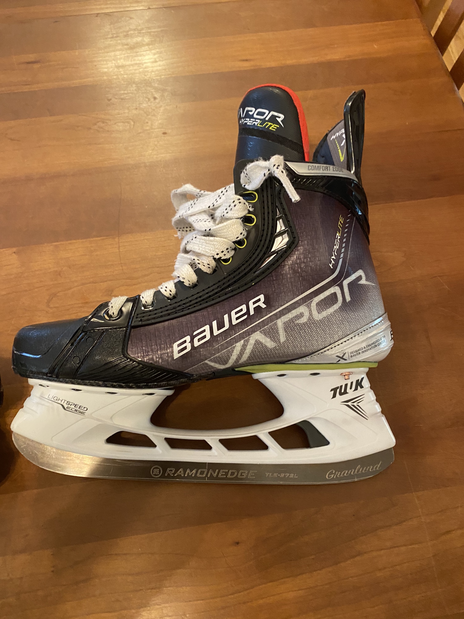 New Bauer Regular Width Size 8.5 Vapor Hyperlite Hockey Skates
