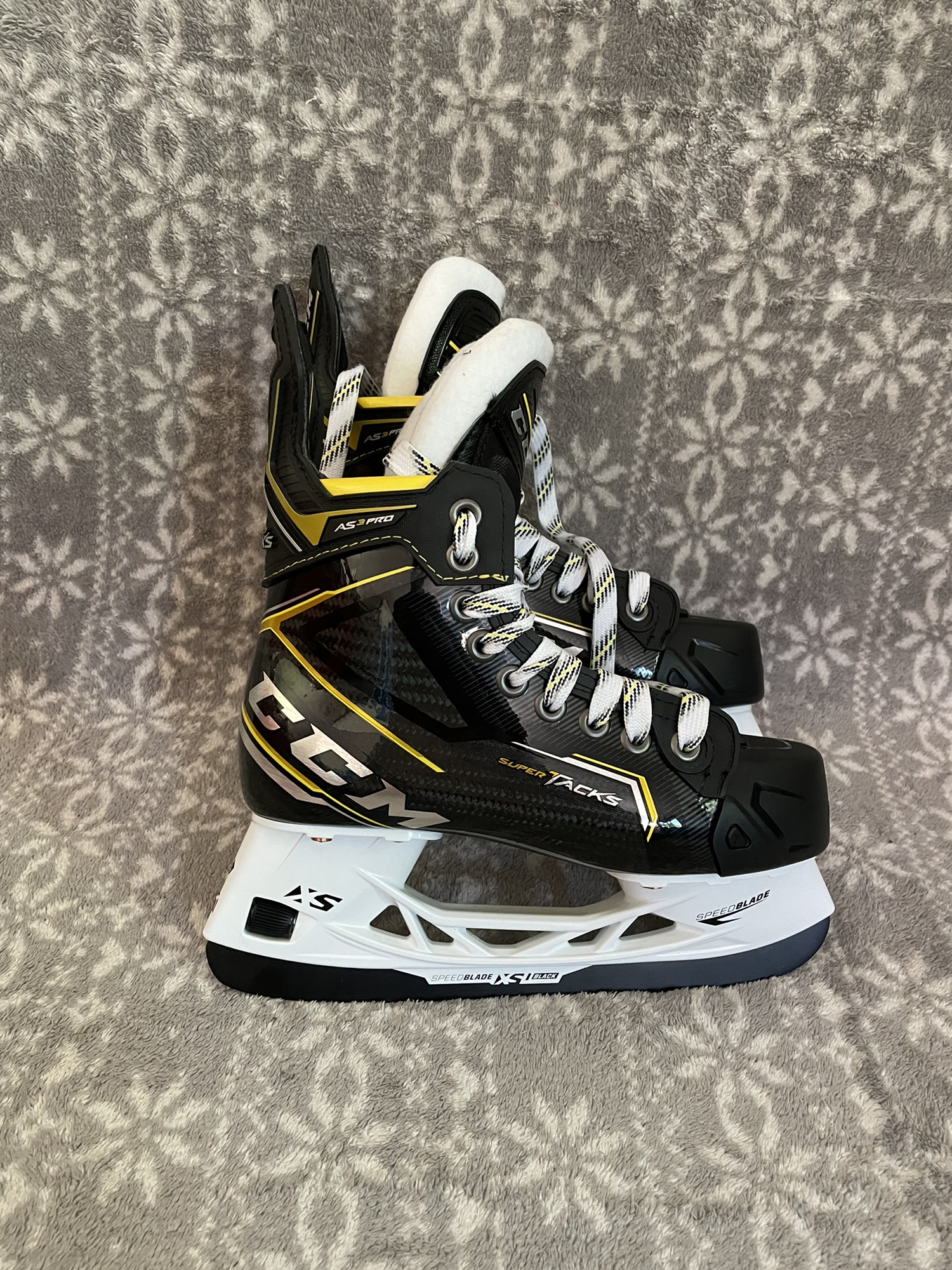 Like New Intermediate CCM Super Tacks AS3 Pro Hockey Skates Size 3 D