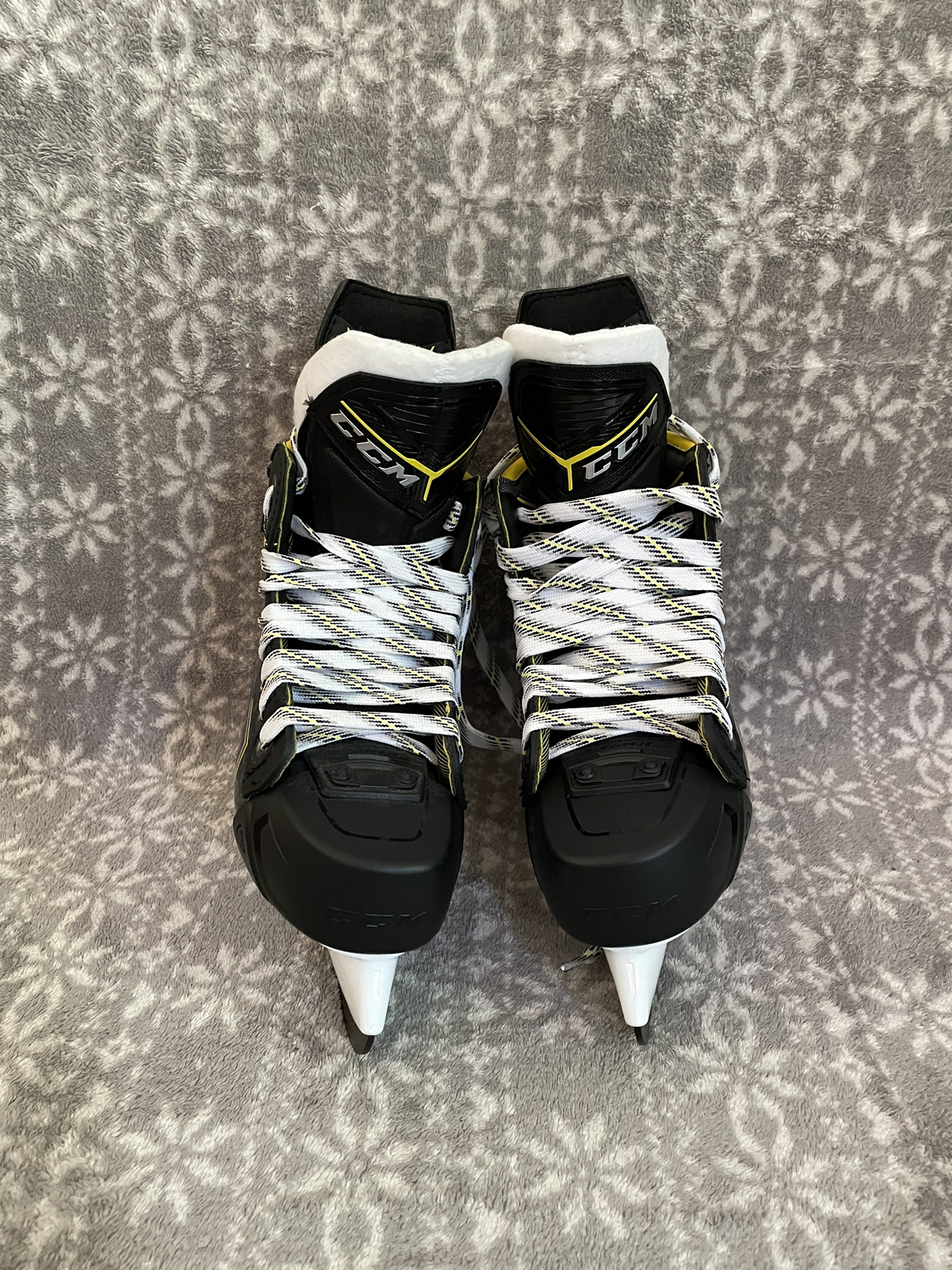 Like New Intermediate CCM Super Tacks AS3 Pro Hockey Skates Size 3 D