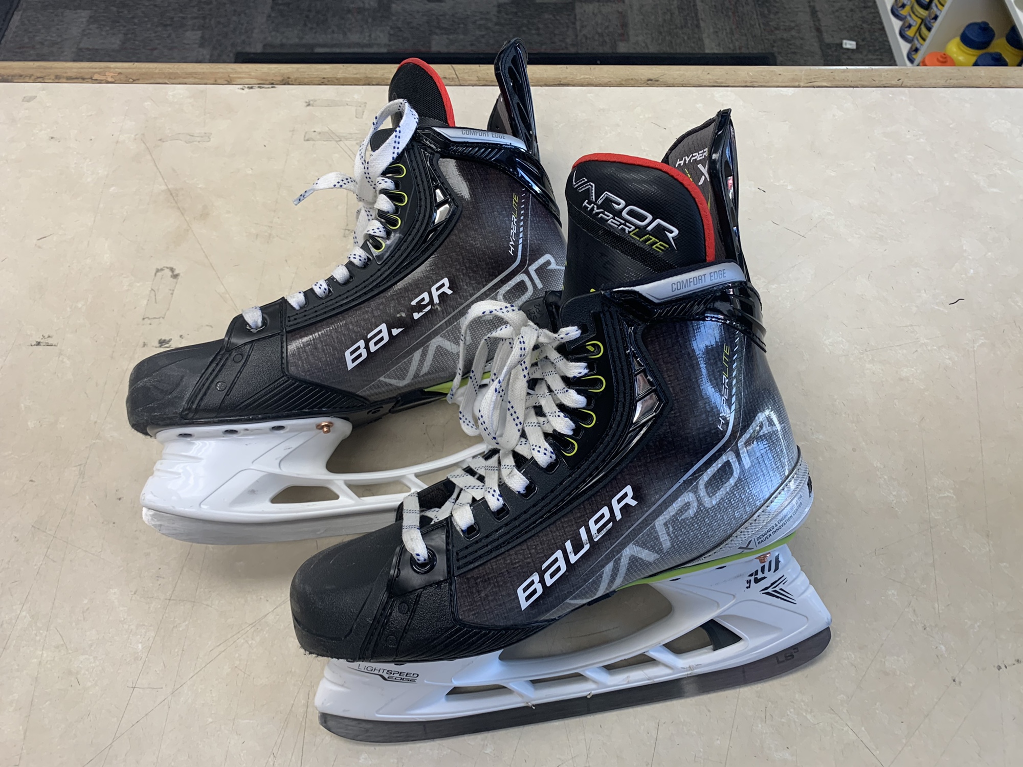 Intermediate Used Bauer Vapor Hyperlite Hockey Skates Size 6.5