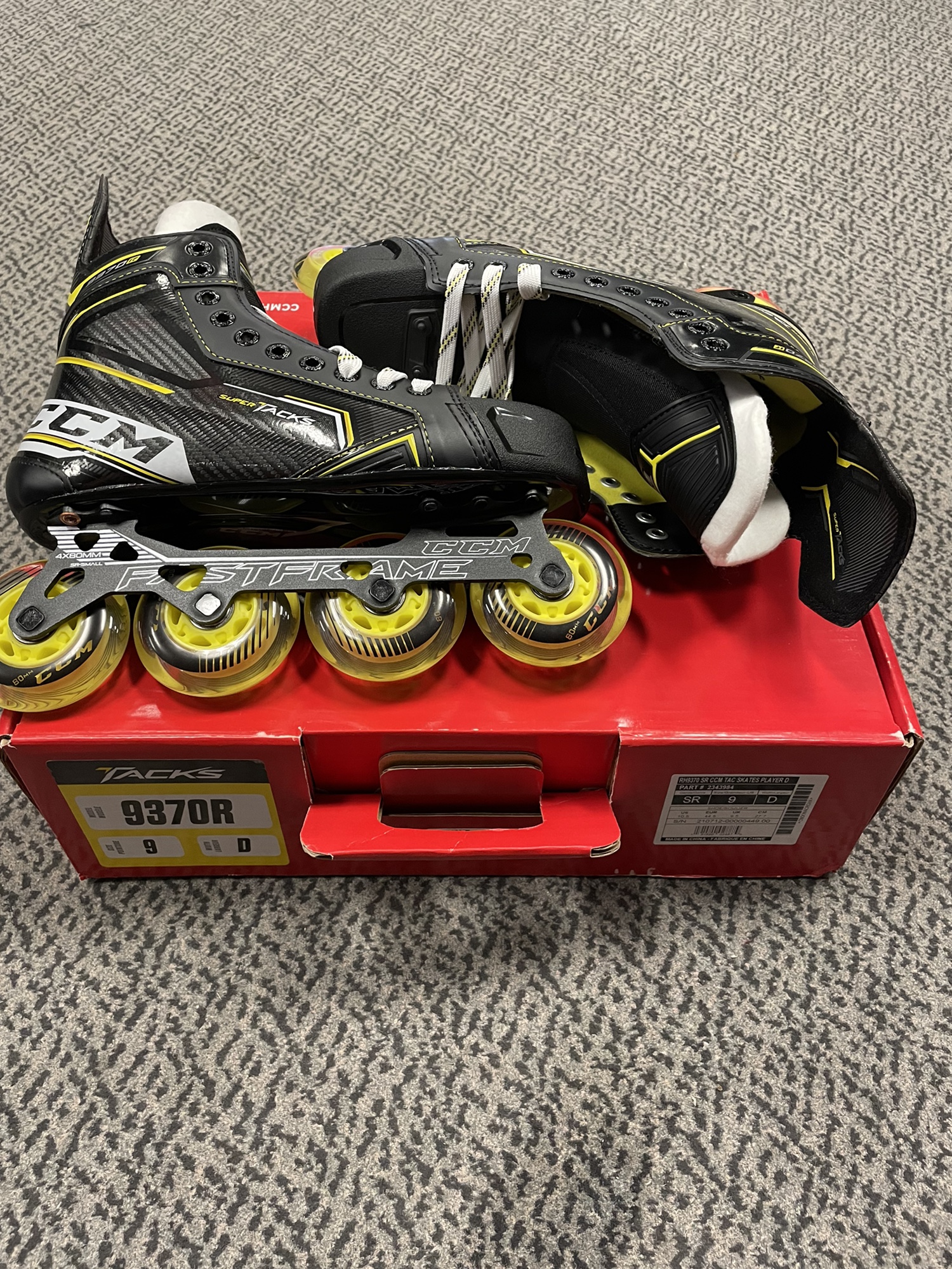 CCM Tacks 9370R size 9 D width roller hockey skate SidelineSwap