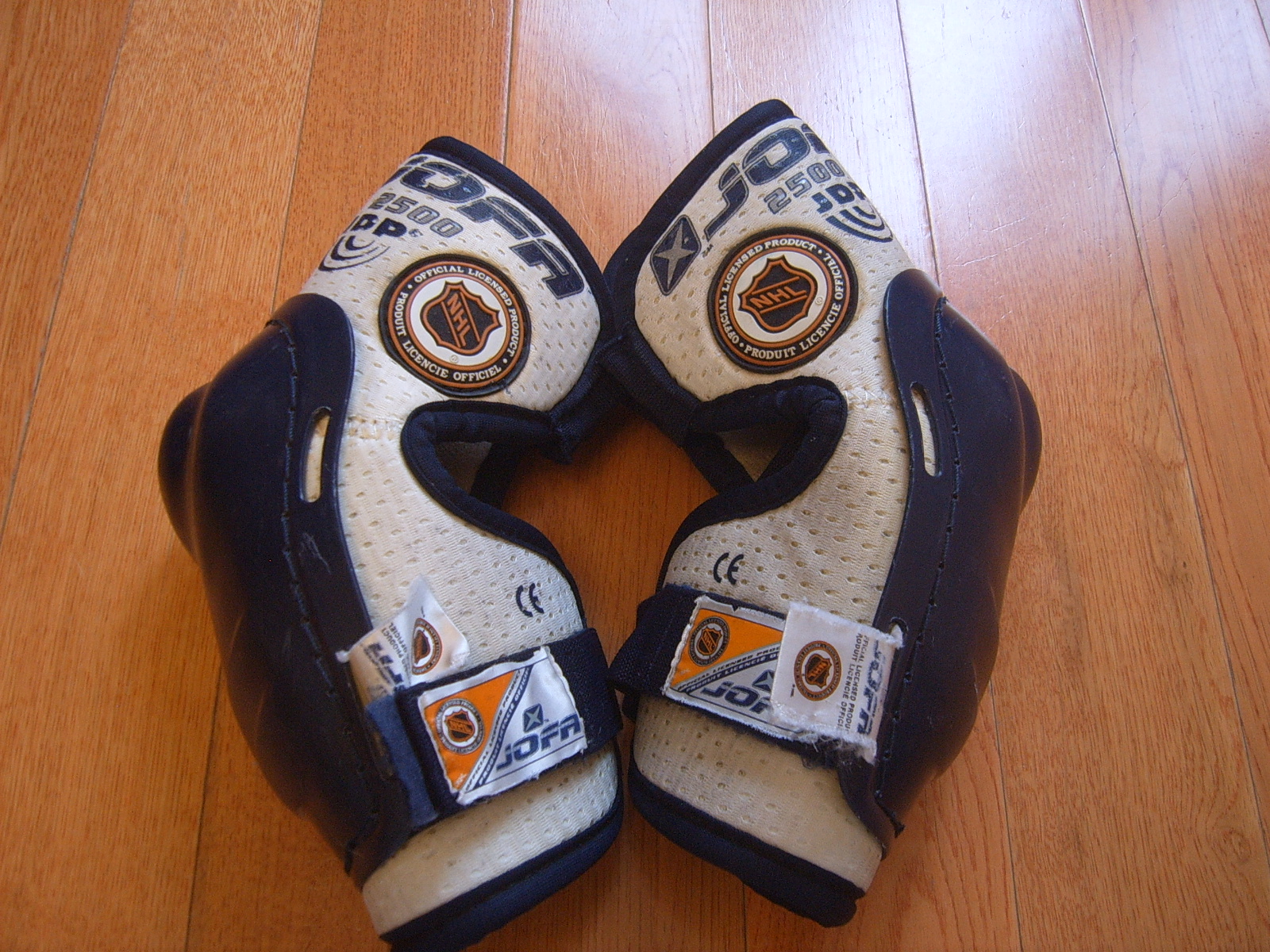 Elbow PadsJOFA Senior Ice Hockey Elbow Pads size Small SidelineSwap