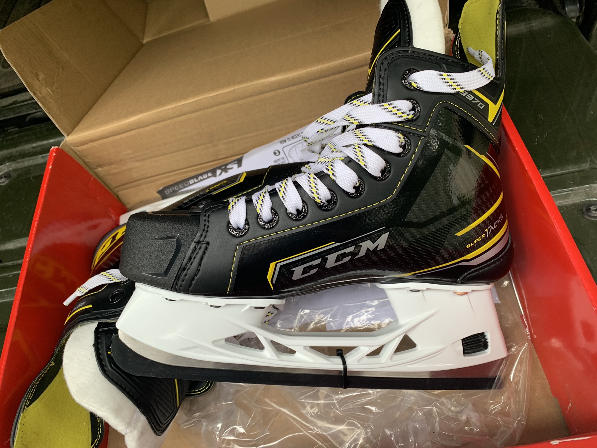 New CCM Regular Width Size 4 Super Tacks 9370 Hockey Skates SidelineSwap