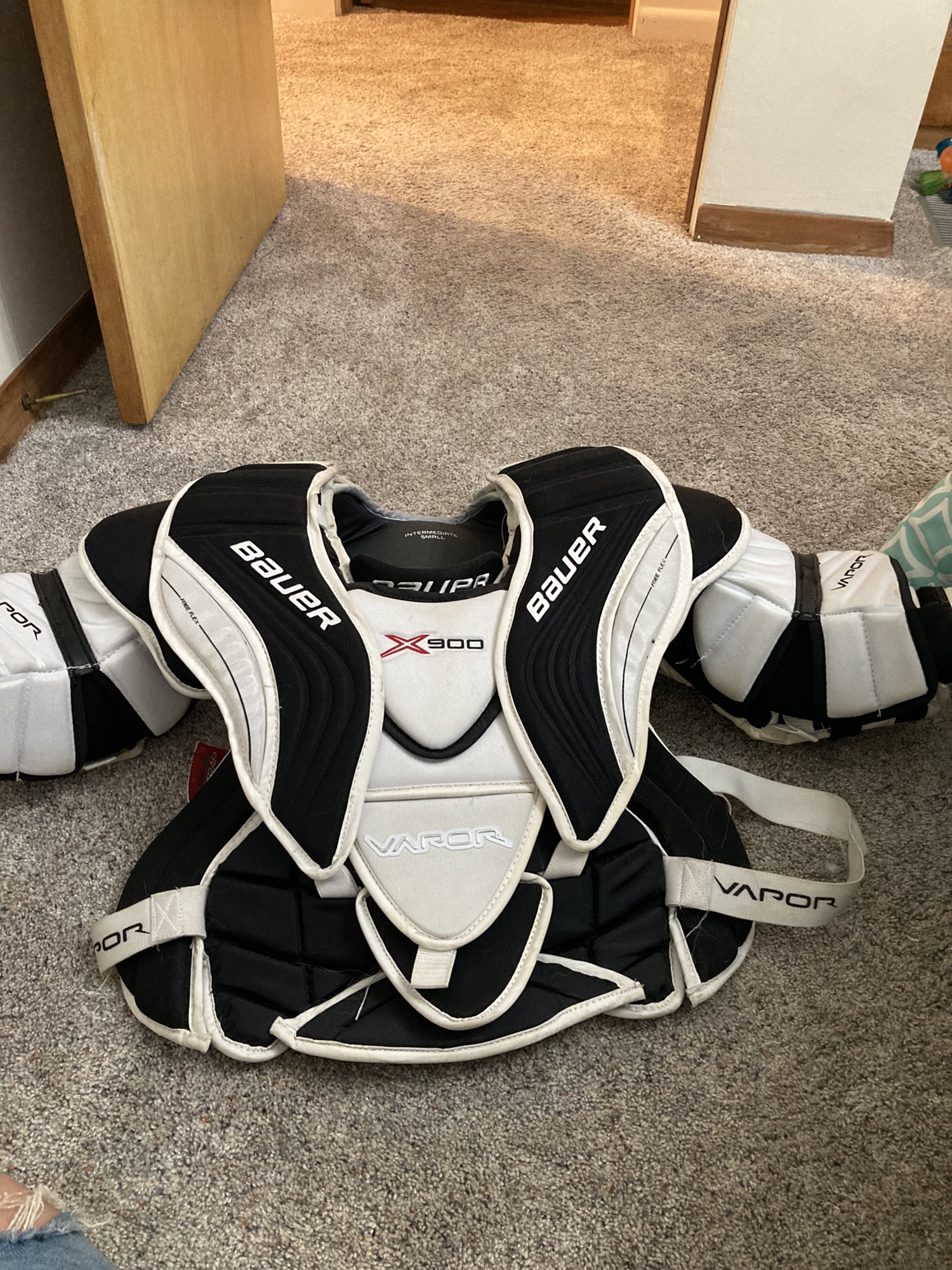 Used Small Bauer Vapor X900 Goalie Chest Protector SidelineSwap