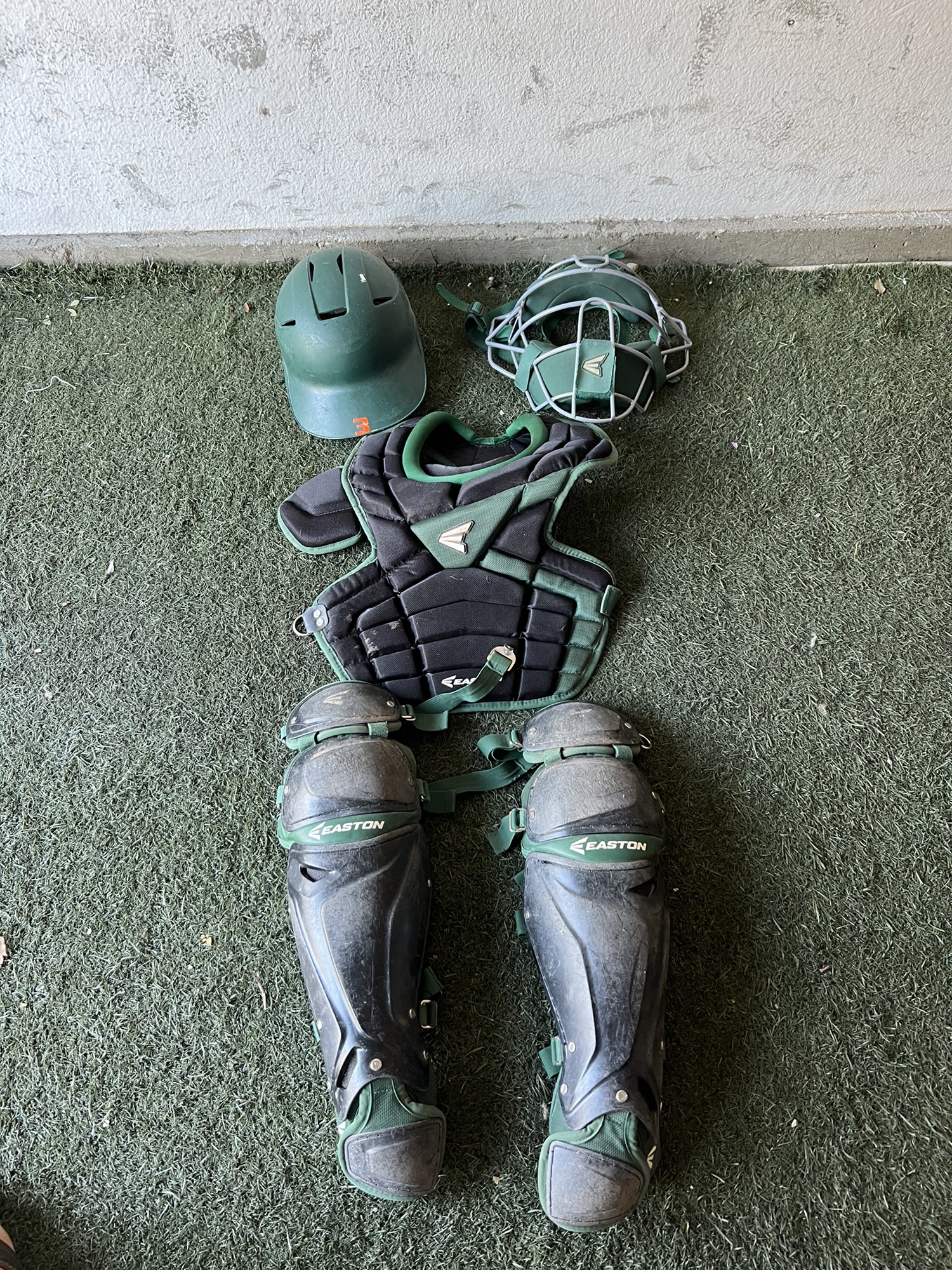 Easton Intermediate M10 Catchers Gear Set SidelineSwap