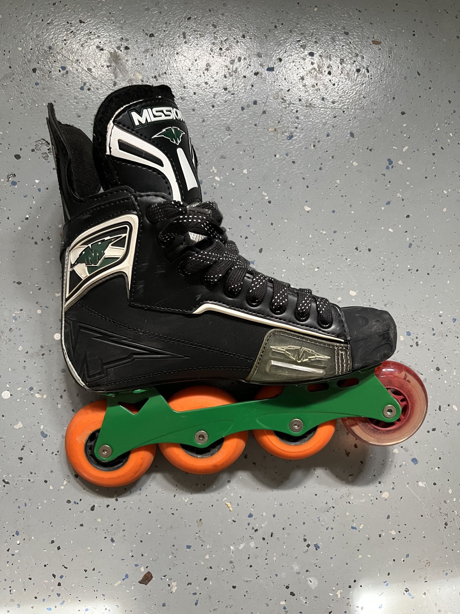 Mission DSX Inline Hockey Roller Skates Size 7E (7 US Men Shoe Size/ 8.