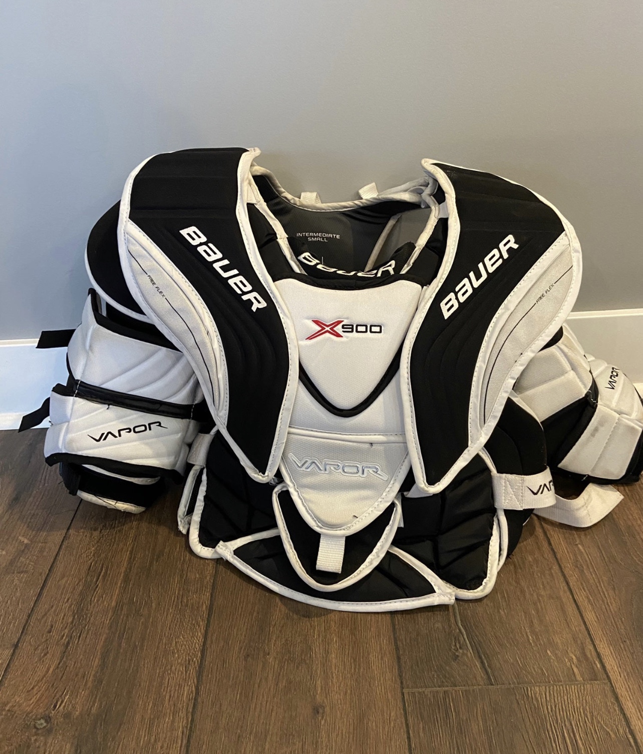 Used Small Bauer Vapor X900 Goalie Chest Protector SidelineSwap