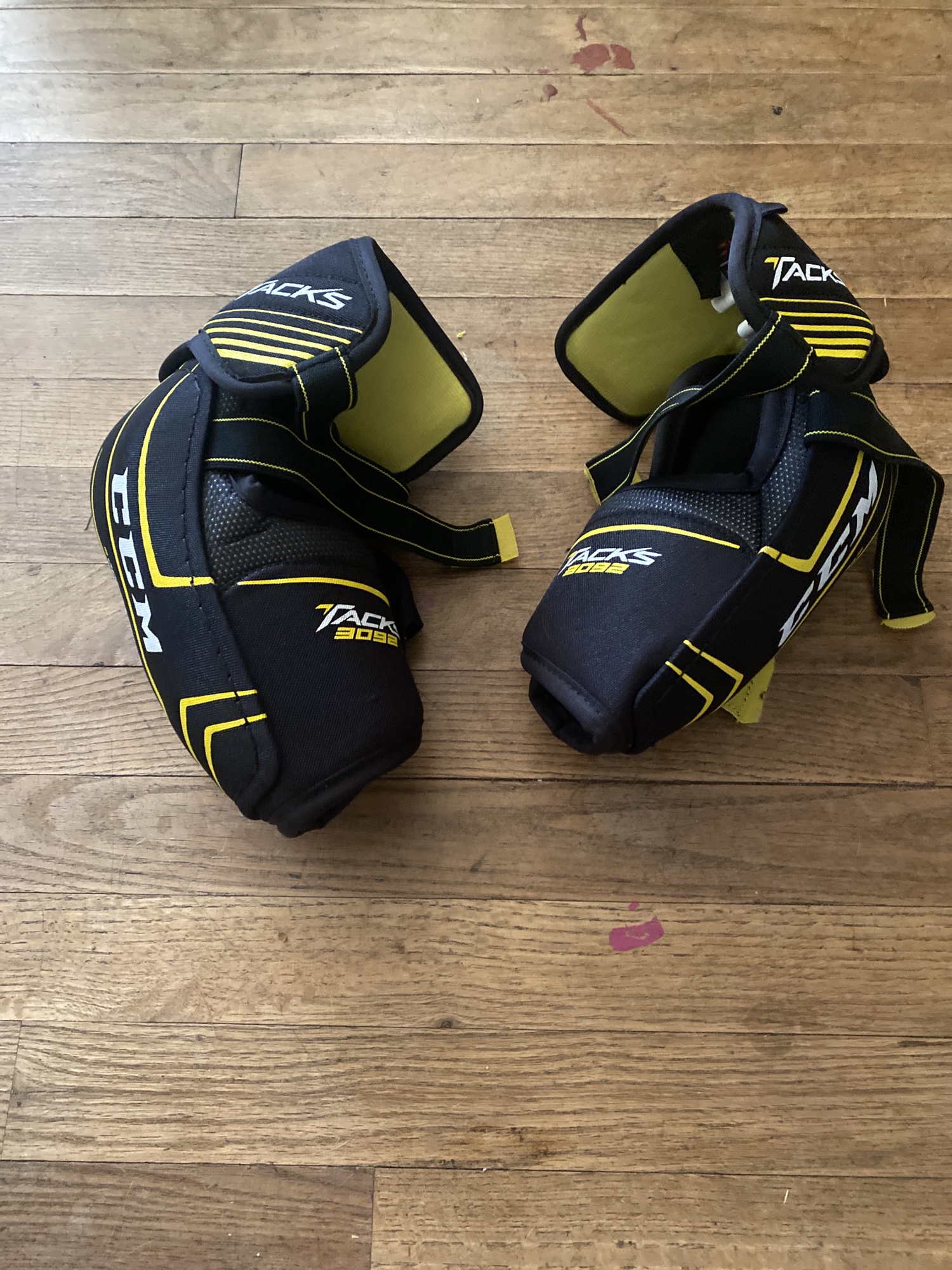 Used Extra Large CCM Tacks 3092 Elbow Pads SidelineSwap