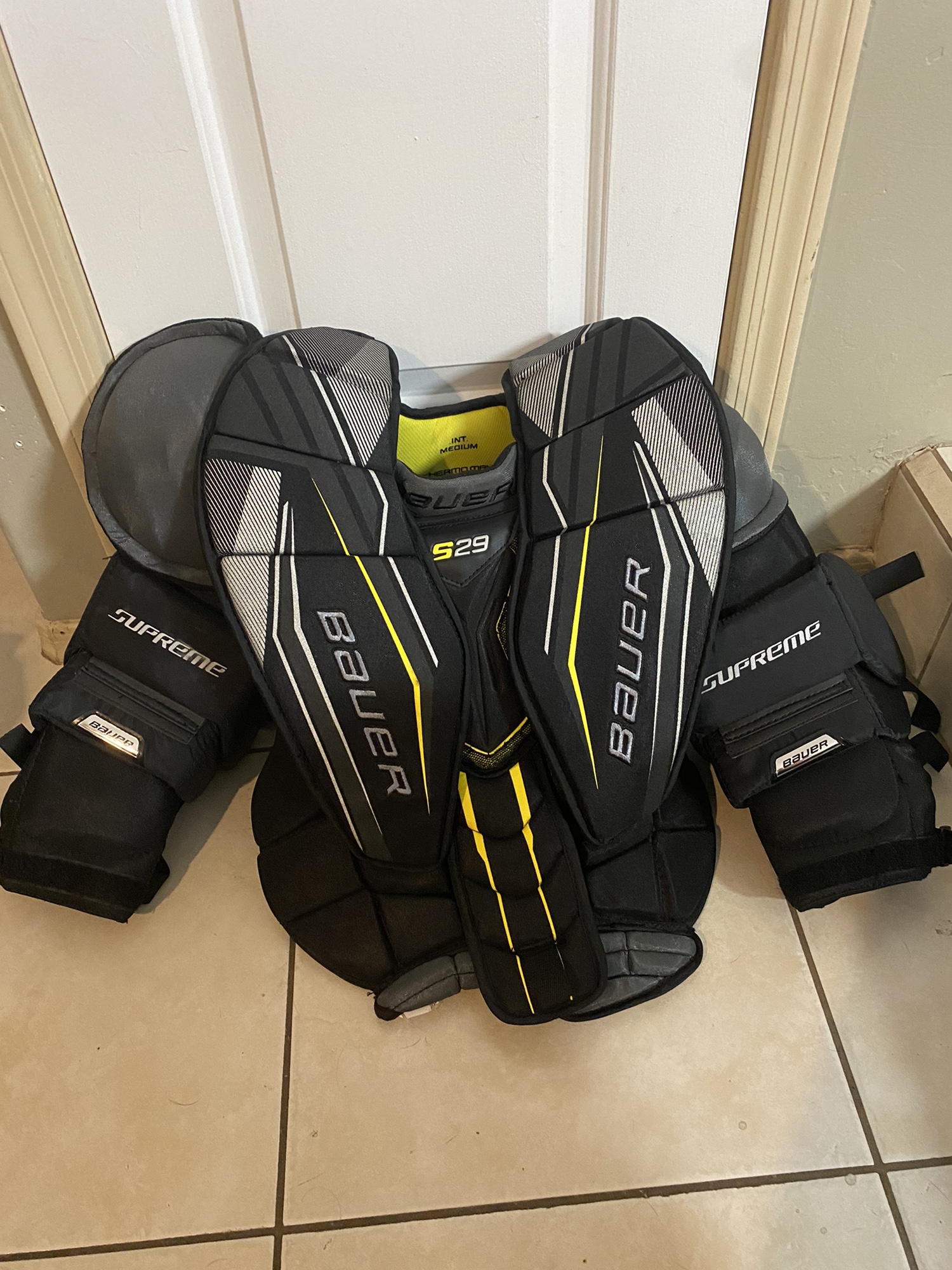 New Medium Bauer Supreme s29 Goalie Chest Protector SidelineSwap