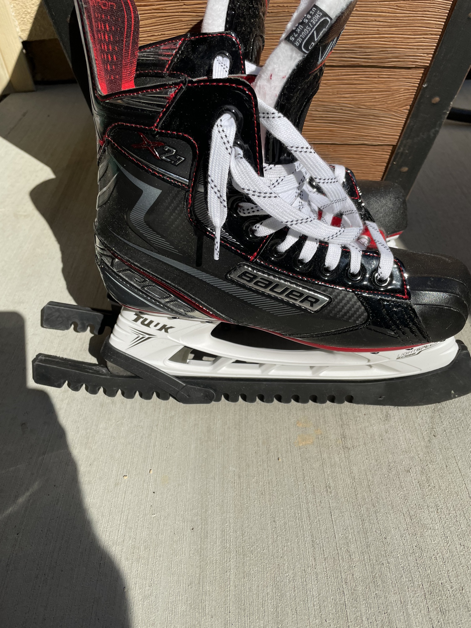 New Bauer Regular Width Size 7 Vapor X2.7 Hockey Skates SidelineSwap