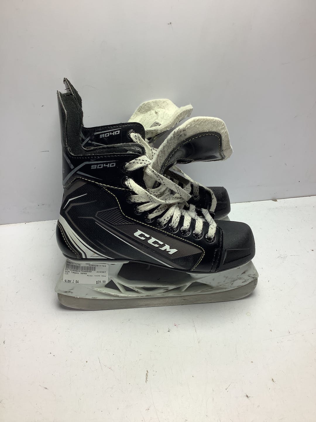 Used Ccm Tacks 9040 Junior 04 Ice Hockey Skates SidelineSwap