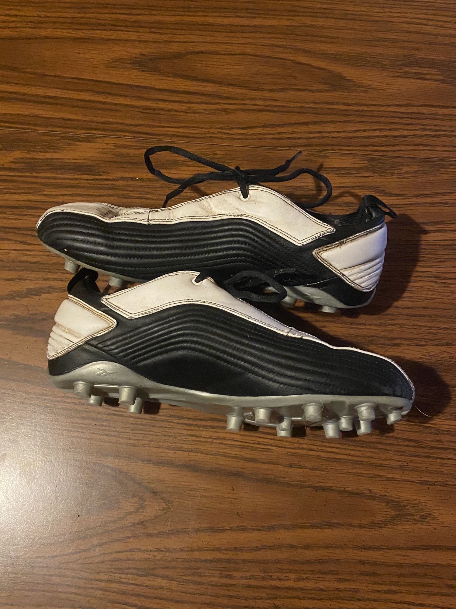 mens size 9.5 football cleats