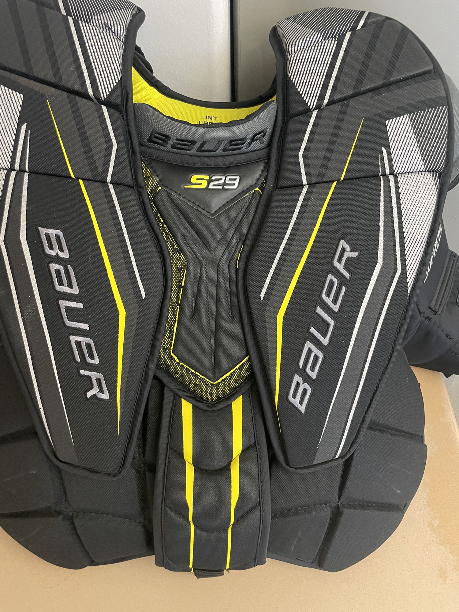 New Large Bauer S29 Goalie Chest Protector SidelineSwap