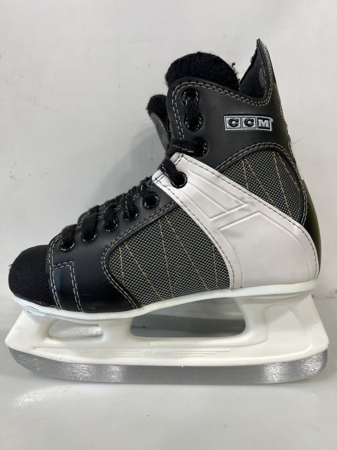 Used Ccm Intruder 55 Junior 04 Ice Hockey Skates SidelineSwap